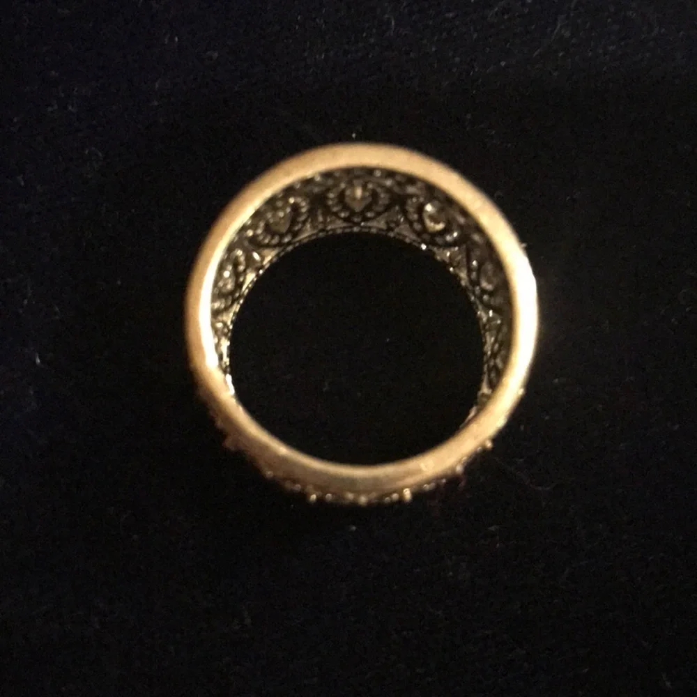 Ring with stone pattern all around